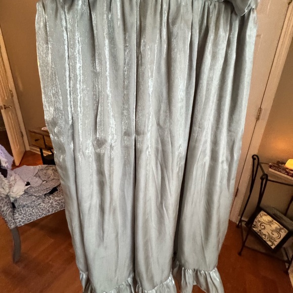 BRAND NEW! Shimmer dress with ruffle sleeves - Picture 6 of 7